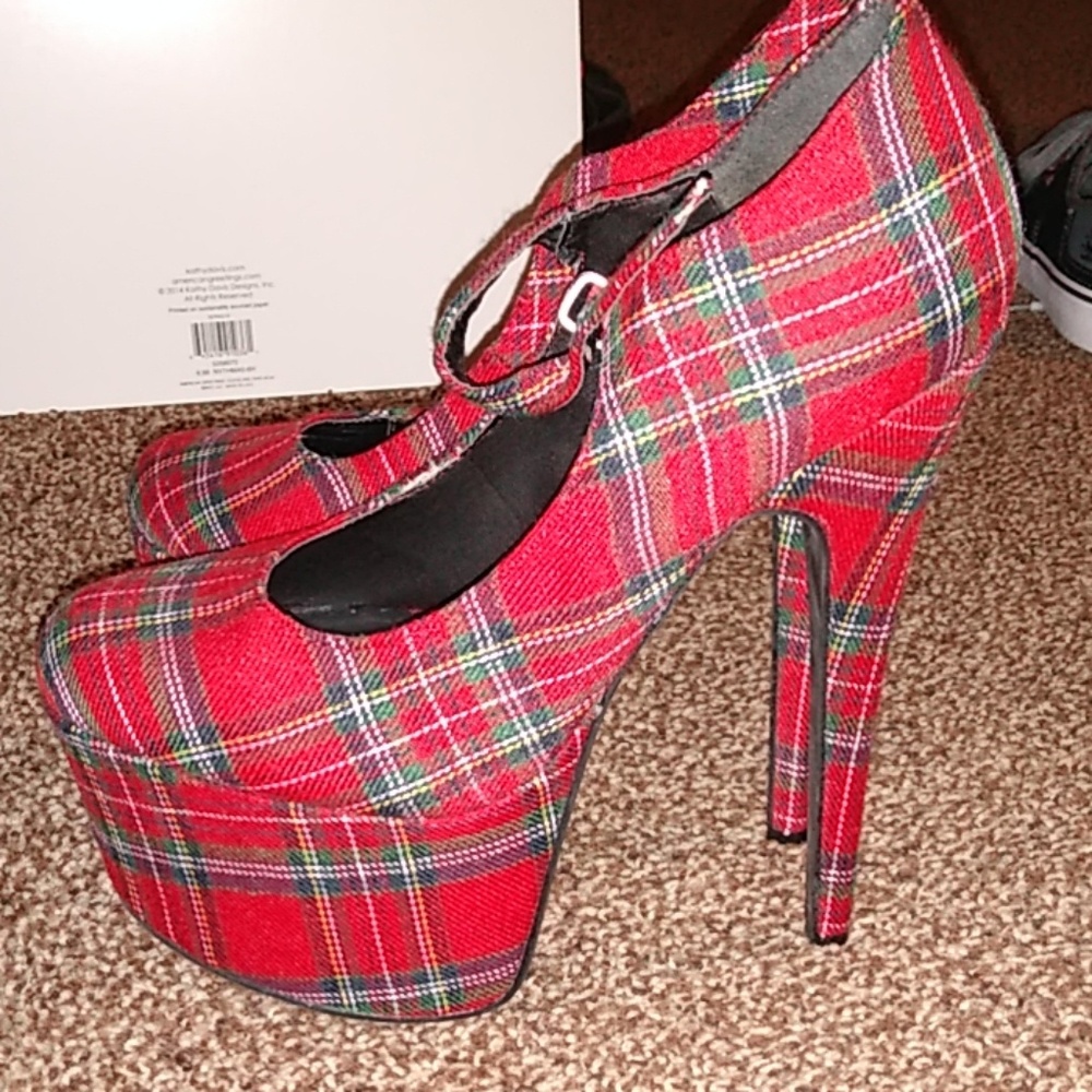 Leg Avenue 7in plaid heels